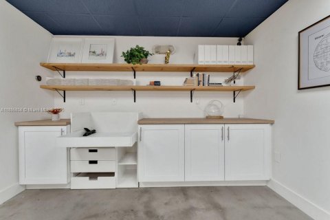 Commercial property in Doral, Florida № 2013856 - photo 18