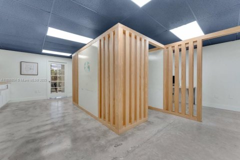Commercial property in Doral, Florida № 2013856 - photo 17
