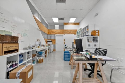 Commercial property in Doral, Florida № 2013856 - photo 12