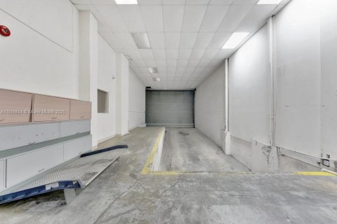 Commercial property in Doral, Florida № 2013856 - photo 29