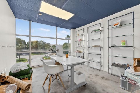 Commercial property in Doral, Florida № 2013856 - photo 9