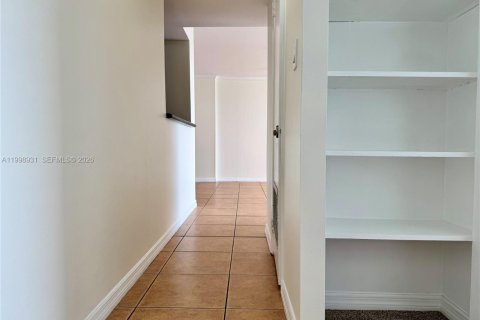 Condo in Aventura, Florida, 2 bedrooms  № 2060970 - photo 17