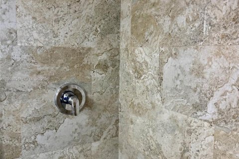 Condo in Aventura, Florida, 2 bedrooms  № 2060970 - photo 29