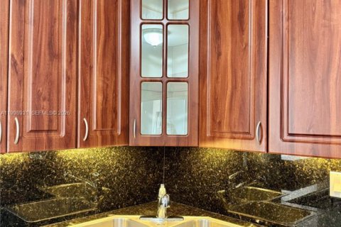 Condo in Aventura, Florida, 2 bedrooms  № 2060970 - photo 12