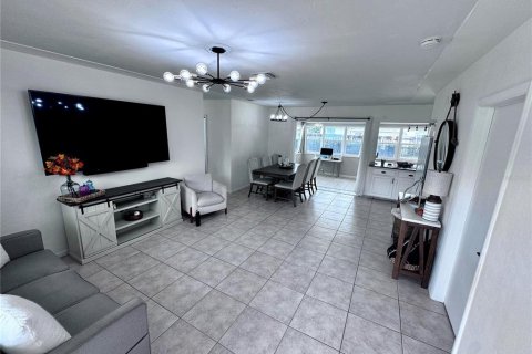 House in Palm Springs, Florida 4 bedrooms, 126.72 sq.m. № 1164818 - photo 4
