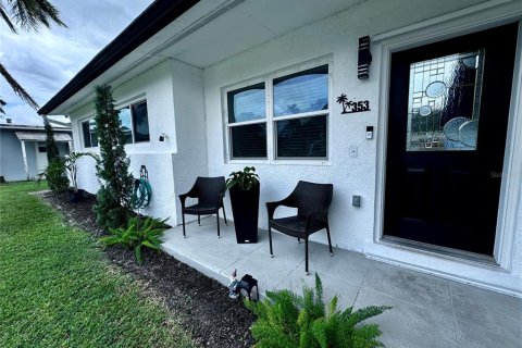 House in Palm Springs, Florida 4 bedrooms, 126.72 sq.m. № 1164818 - photo 2