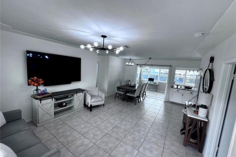 House in Palm Springs, Florida 4 bedrooms, 126.72 sq.m. № 1164818 - photo 3