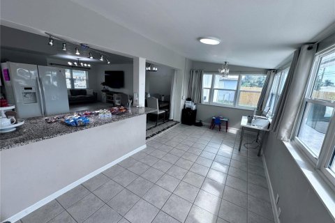 House in Palm Springs, Florida 4 bedrooms, 126.72 sq.m. № 1164818 - photo 9