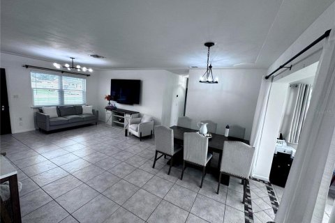 House in Palm Springs, Florida 4 bedrooms, 126.72 sq.m. № 1164818 - photo 5