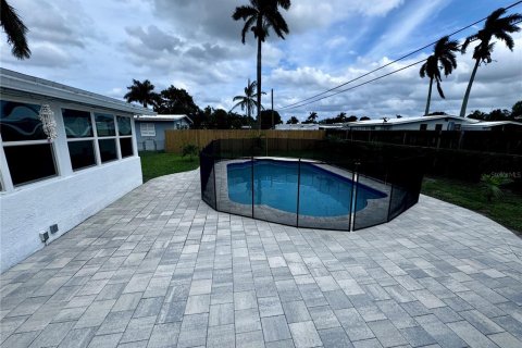 House in Palm Springs, Florida 4 bedrooms, 126.72 sq.m. № 1164818 - photo 20