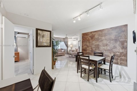 Condo in Pompano Beach, Florida, 2 bedrooms  № 2068774 - photo 12