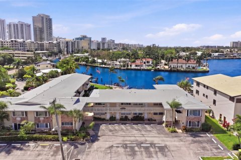 Condo in Pompano Beach, Florida, 2 bedrooms  № 2068774 - photo 11