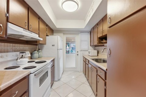 Condo in Pompano Beach, Florida, 2 bedrooms  № 2068774 - photo 15