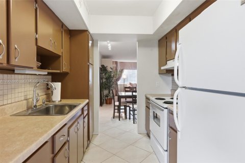 Condo in Pompano Beach, Florida, 2 bedrooms  № 2068774 - photo 23