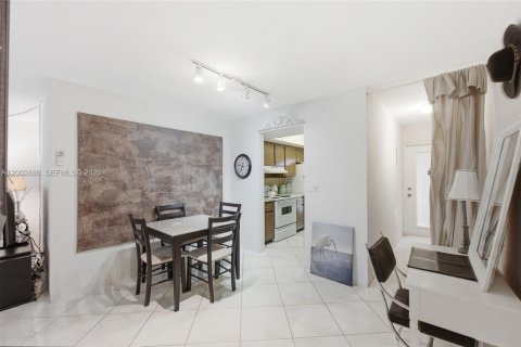 Condo in Pompano Beach, Florida, 2 bedrooms  № 2068774 - photo 24