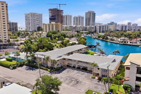 Condo in Pompano Beach, Florida, 2 bedrooms  № 2068774 - photo 9