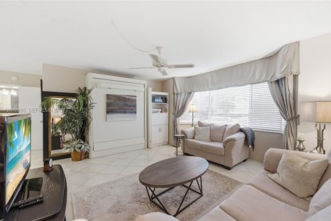 Condo in Pompano Beach, Florida, 2 bedrooms  № 2068774 - photo 21