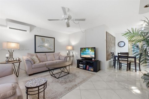Condo in Pompano Beach, Florida, 2 bedrooms  № 2068774 - photo 7