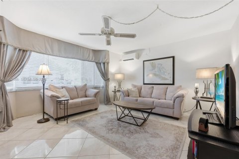 Condo in Pompano Beach, Florida, 2 bedrooms  № 2068774 - photo 6