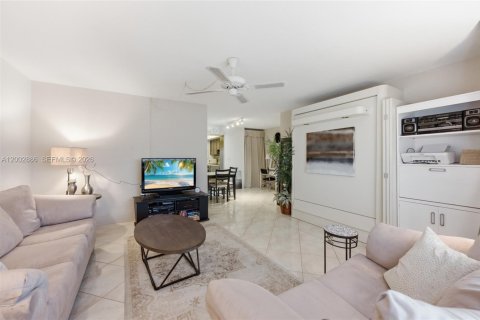 Condo in Pompano Beach, Florida, 2 bedrooms  № 2068774 - photo 8