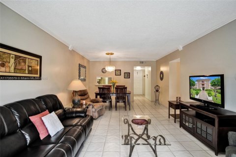 Copropriété à vendre à Hollywood, Floride: 2 chambres, 83.52 m2 № 1870025 - photo 17