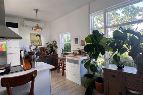 House in Miami, Florida 4 bedrooms, 101.91 sq.m. № 1982813 - photo 24