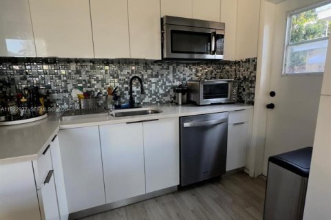 House in Miami, Florida 4 bedrooms, 101.91 sq.m. № 1982813 - photo 4