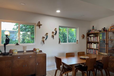 House in Miami, Florida 4 bedrooms, 101.91 sq.m. № 1982813 - photo 8