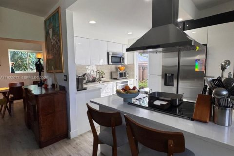 House in Miami, Florida 4 bedrooms, 101.91 sq.m. № 1982813 - photo 25