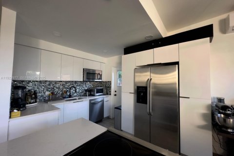 House in Miami, Florida 4 bedrooms, 101.91 sq.m. № 1982813 - photo 5