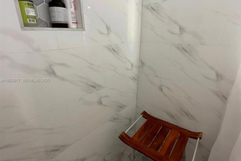 House in Miami, Florida 4 bedrooms, 101.91 sq.m. № 1982813 - photo 16