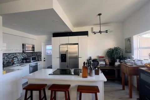 House in Miami, Florida 4 bedrooms, 101.91 sq.m. № 1982813 - photo 3