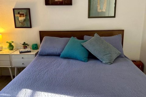 House in Miami, Florida 4 bedrooms, 101.91 sq.m. № 1982813 - photo 11