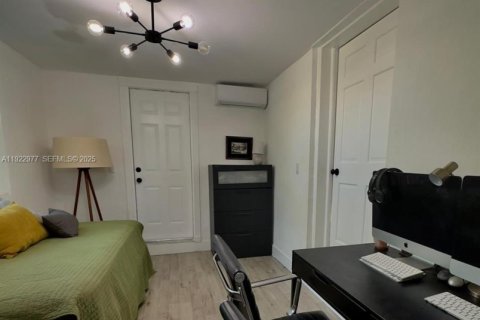 House in Miami, Florida 4 bedrooms, 101.91 sq.m. № 1982813 - photo 12