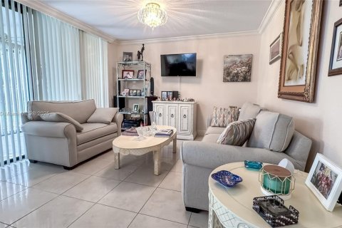 Condo in Aventura, Florida, 2 bedrooms  № 2014360 - photo 5