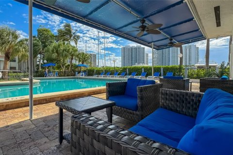 Condo in Aventura, Florida, 2 bedrooms  № 2014360 - photo 15