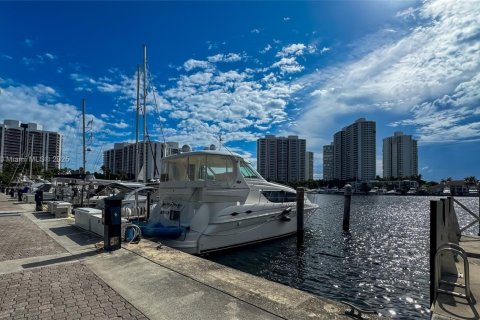 Condo in Aventura, Florida, 2 bedrooms  № 2014360 - photo 17