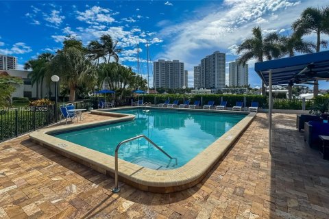 Condo in Aventura, Florida, 2 bedrooms  № 2014360 - photo 14