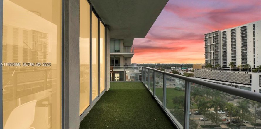 Кондоминиум с 3 спальнями в Майами, Флорида № 2039089