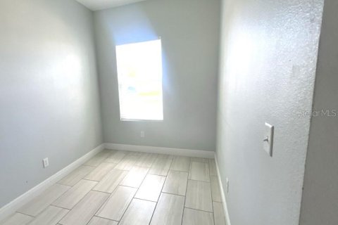 Propiedad comercial en venta en Poinciana, Florida, 6 dormitorios, 208.84 m2 № 2375563 - foto 5