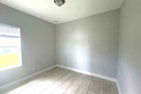 Propiedad comercial en venta en Poinciana, Florida, 6 dormitorios, 208.84 m2 № 2375563 - foto 13