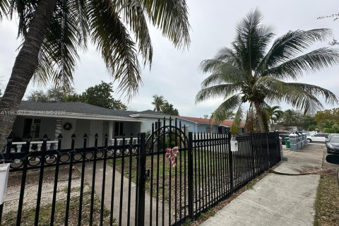 Immobilier commercial à vendre à Miami, Floride: 144.18 m2 № 2081014 - photo 2
