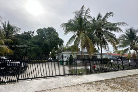 Immobilier commercial à Miami, Floride 144.18 m2 № 2081014