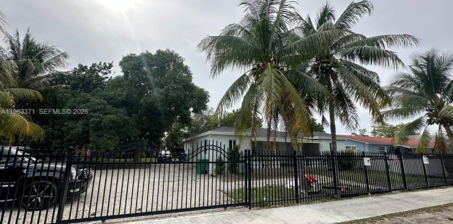 Immobilier commercial à Miami, Floride 144.18 m2 № 2081014