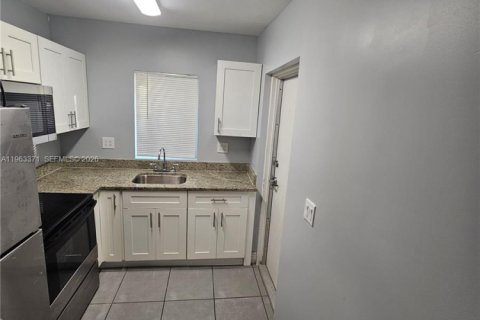 Immobilier commercial à vendre à Miami, Floride: 144.18 m2 № 2081014 - photo 4