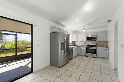 House in Daytona Beach, Florida 4 bedrooms, 124.21 sq.m. № 1523013 - photo 17