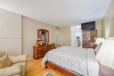 Condo in Hallandale Beach, Florida, 2 bedrooms  № 1974515 - photo 15