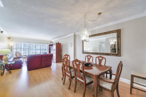 Condo in Hallandale Beach, Florida, 2 bedrooms  № 1974515 - photo 2