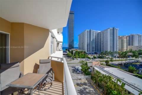 Condo in Hallandale Beach, Florida, 2 bedrooms  № 1974515 - photo 25