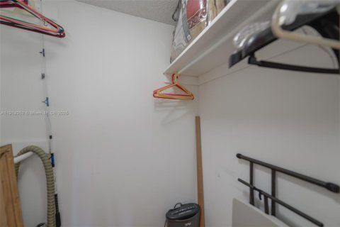 Condo in Hallandale Beach, Florida, 2 bedrooms  № 1974515 - photo 22
